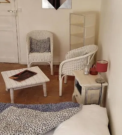 Comme A La Maison Bed & Breakfast