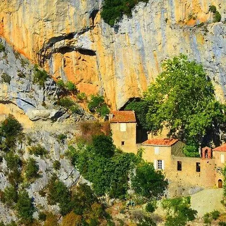 Comme A La Maison Bed & Breakfast *