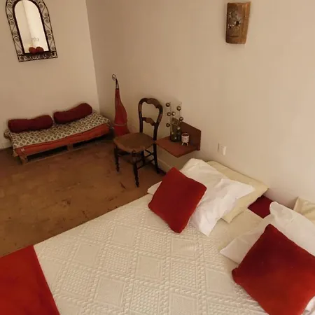 Comme A La Maison Bed & Breakfast *